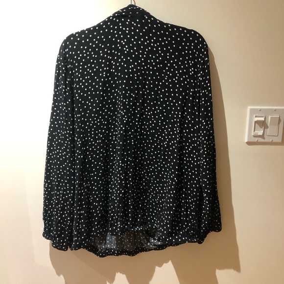 2/$25 💜 Torrid - POLKA DOT PRINT CHIFFON CUTOUT SURPLICE BLOUSE - size 2/3 - Picture 3 of 4
